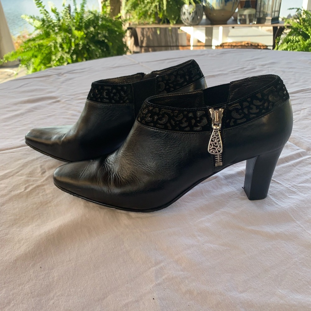 Vntg. Brighton “Reel” Black Leather Mule Heel 9M - Picture 2 of 7